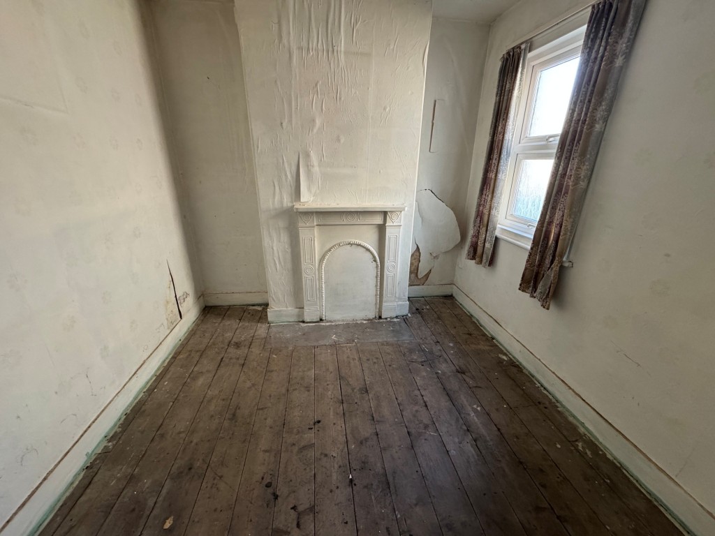 Lot: 185 - TERRACE HOUSE FOR IMPROVEMENT - Bedroom 3